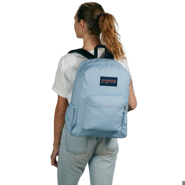 תיק גב בית ספר דגם CROSS TOWN מבית המותג Jansport - כחול ים על הגב