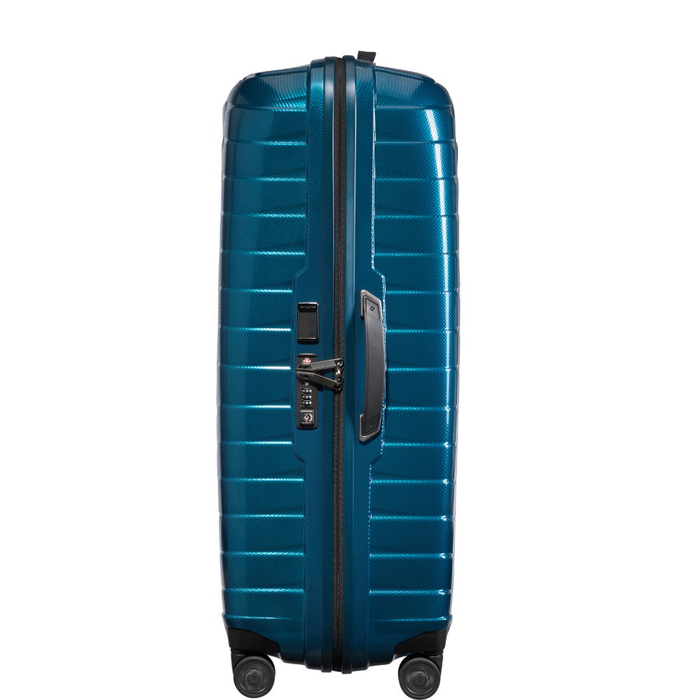 מזוודה גדולה קשיחה ״30 דגם Proxis Spinner 81cm מבית המותג סמסונייט תמונה מהצד עם המנעול