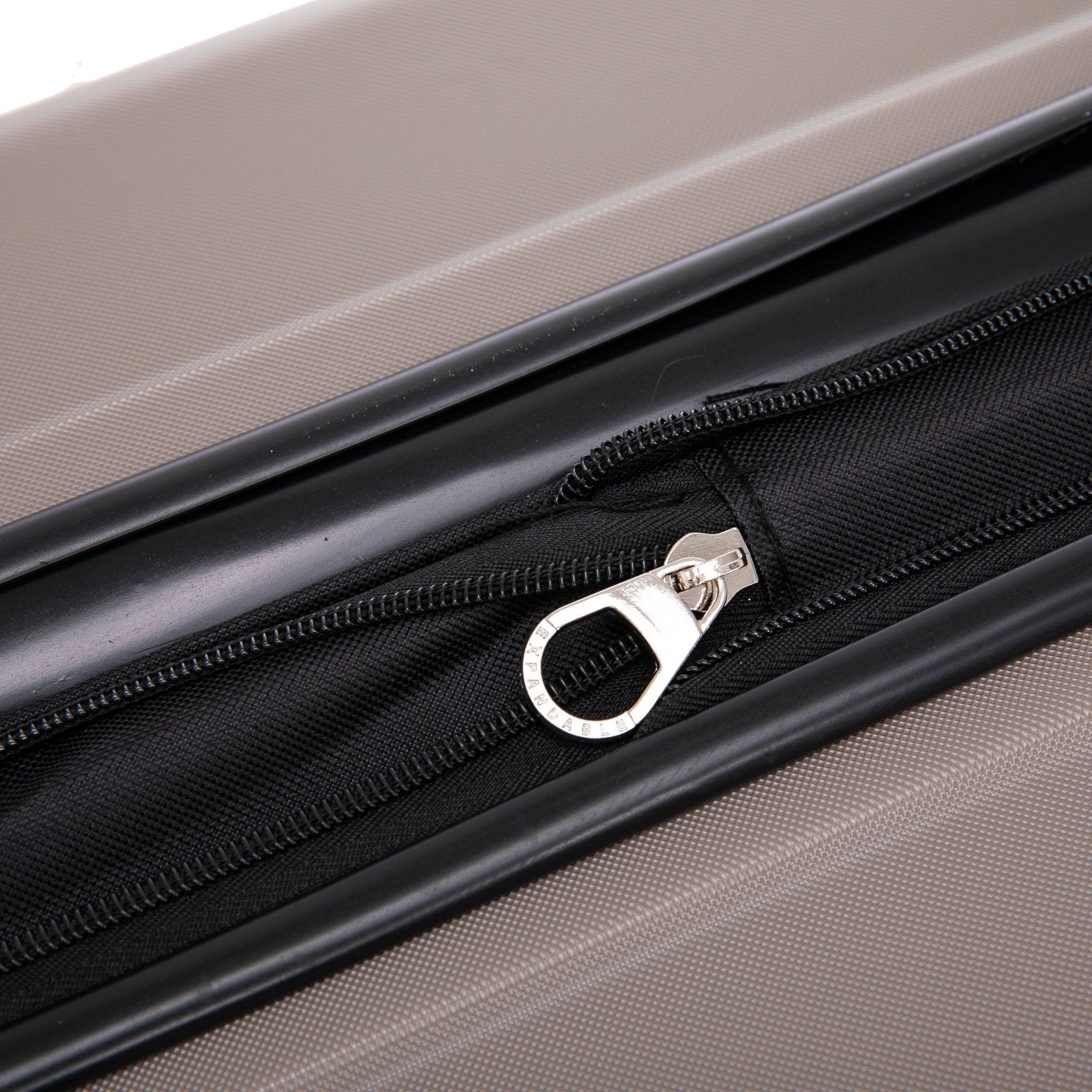 מזוודה טרולי עליה למטוס ״20 קשיחה ומתרחבת דגם Miami מבית Gipro