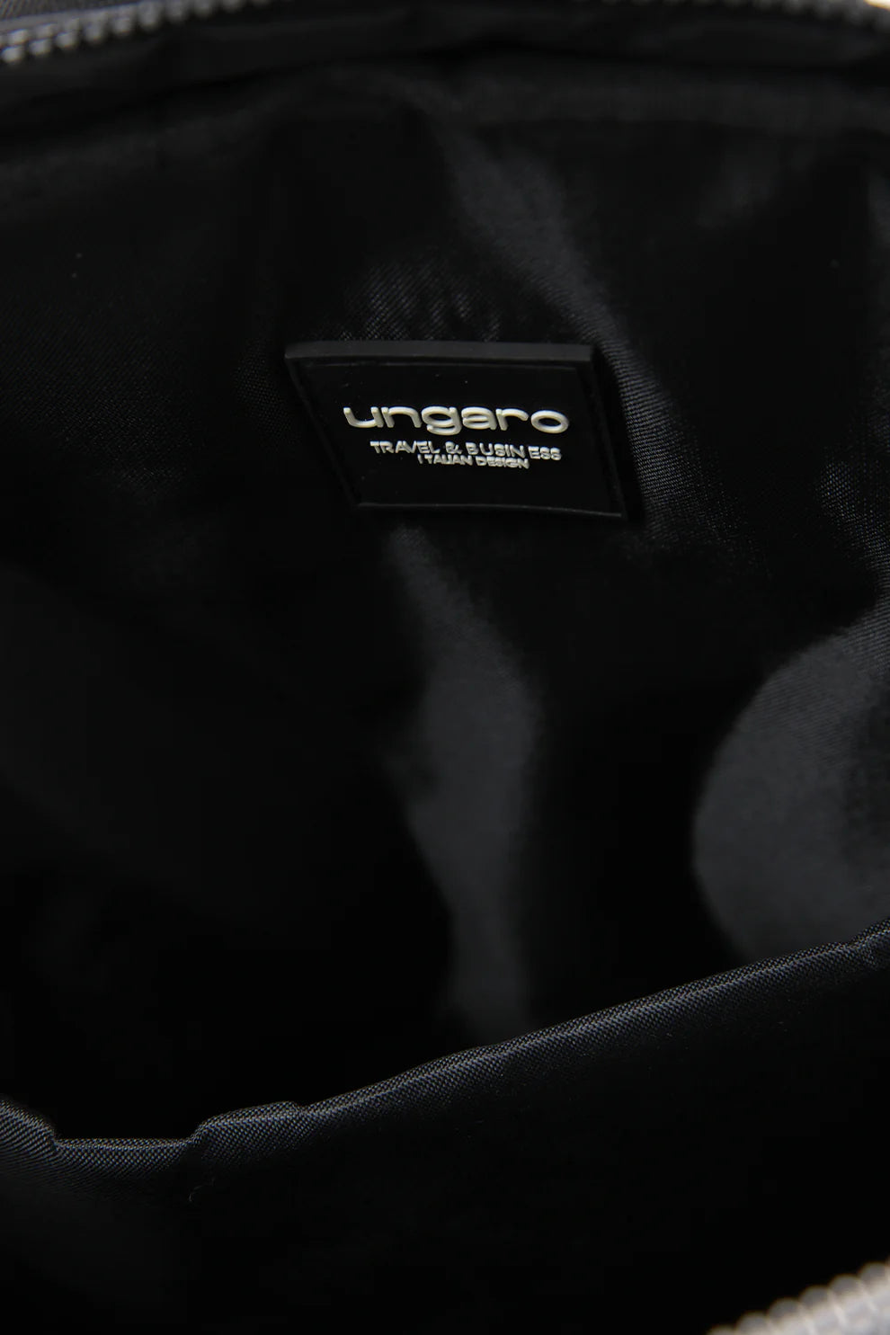 תיק גב אופנתי במראה קלאסי מבית המותג EMANUEL UNGARO דגם 6002