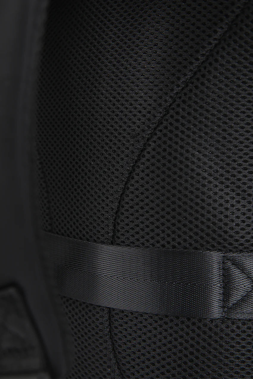 תיק גב אופנתי במראה קלאסי מבית המותג EMANUEL UNGARO דגם 6002