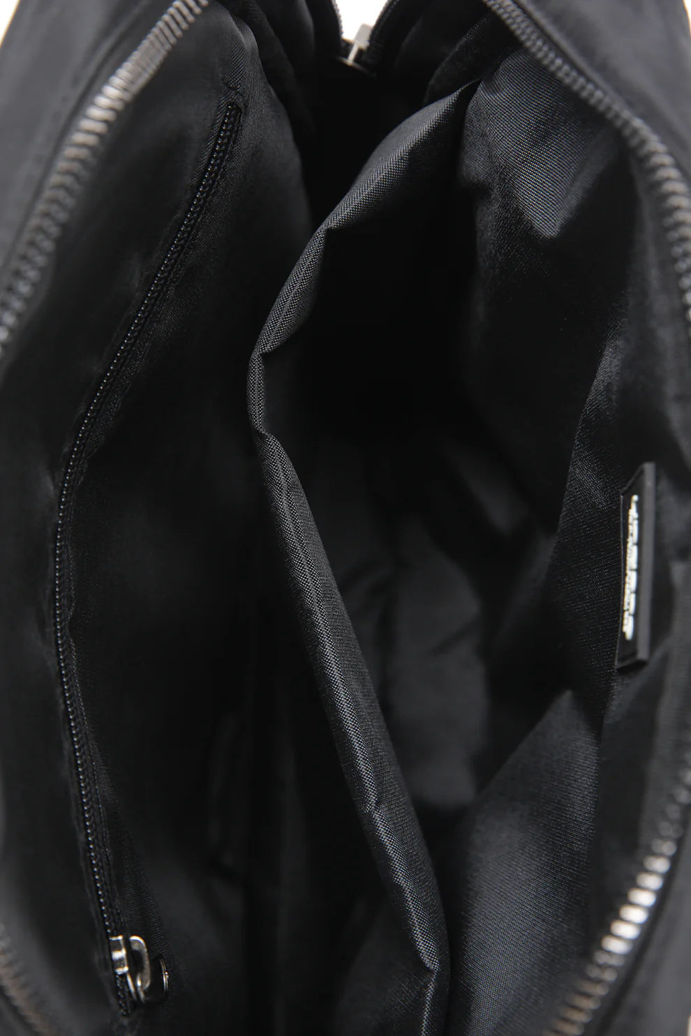 תיק גב אופנתי במראה קלאסי מבית המותג EMANUEL UNGARO דגם 6002