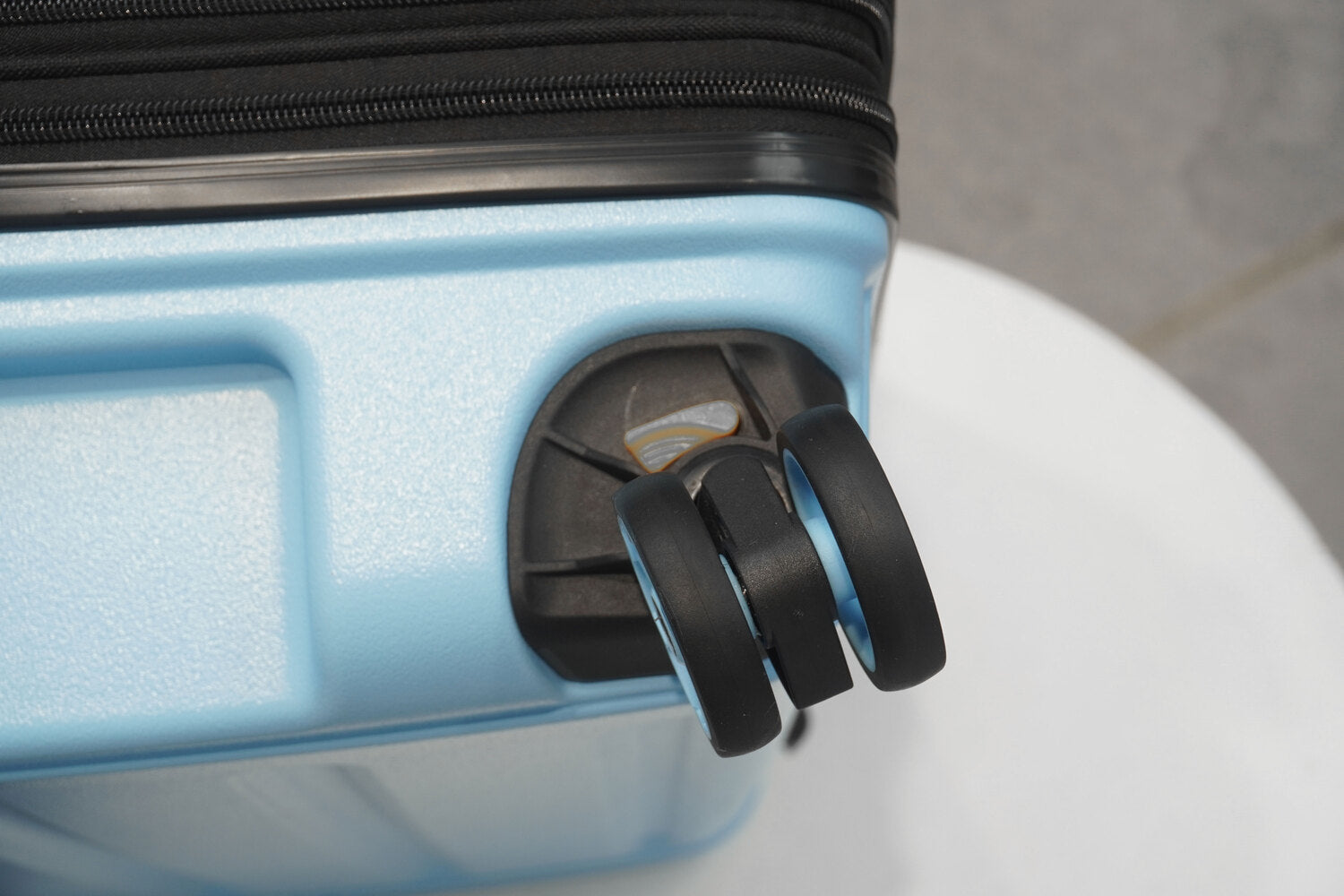 מזוודה קשיחה גדולה 27" בלתי שבירה עם פטנט הגלגל המתפרק מבית היוקרה VERAGE דגם GENOVA המפואר