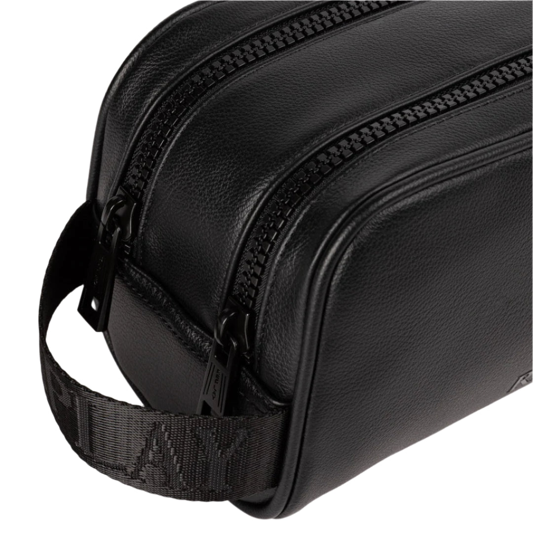 תיק רחצה דמוי עור דגם HAMMERED TOILETRY BAG מבית המותג REPLAY