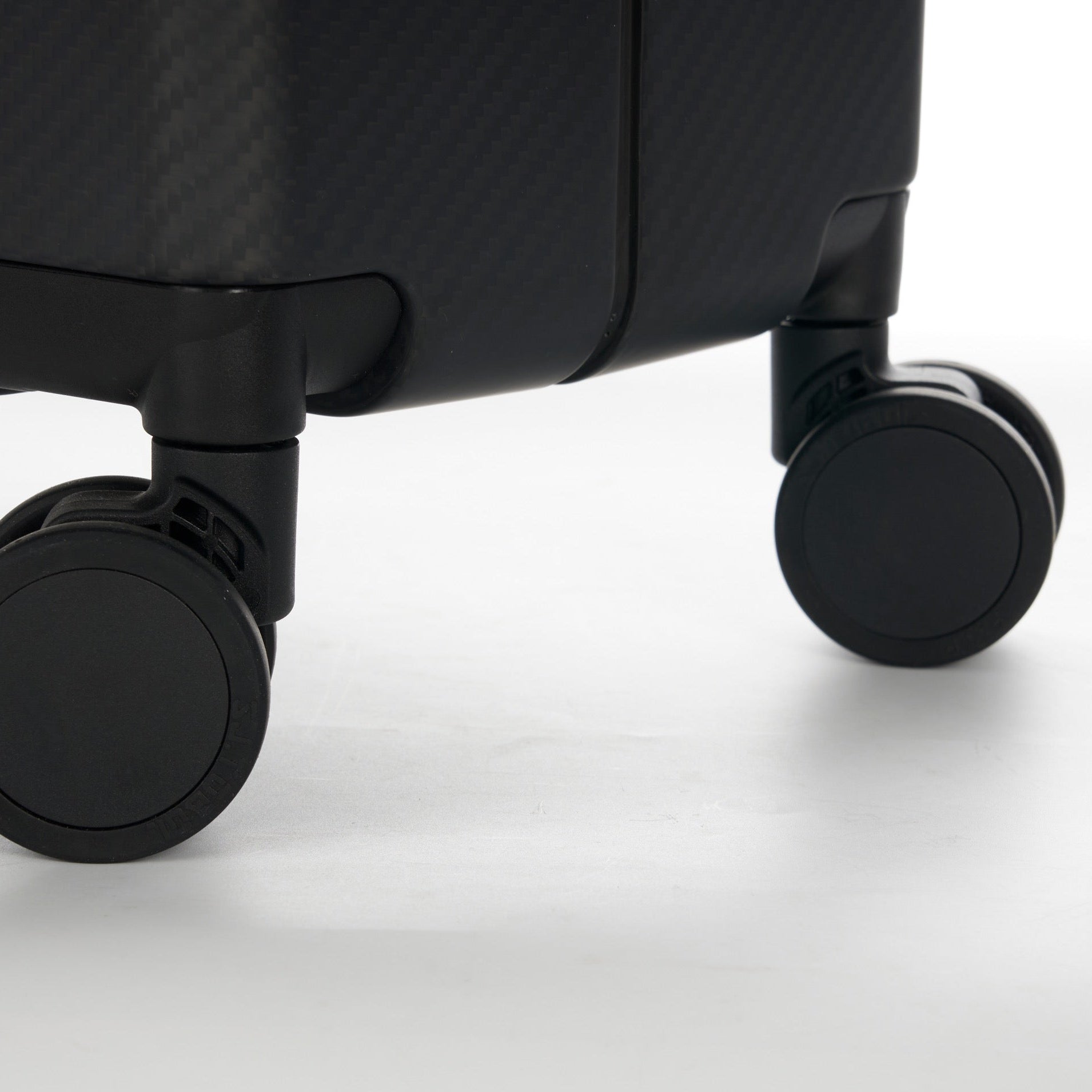 מזוודת טרולי עליה למטוס ״21 אופנתית ויוקרתית דגם CARBON FIBER מבית מותג היוקרה VERAGE