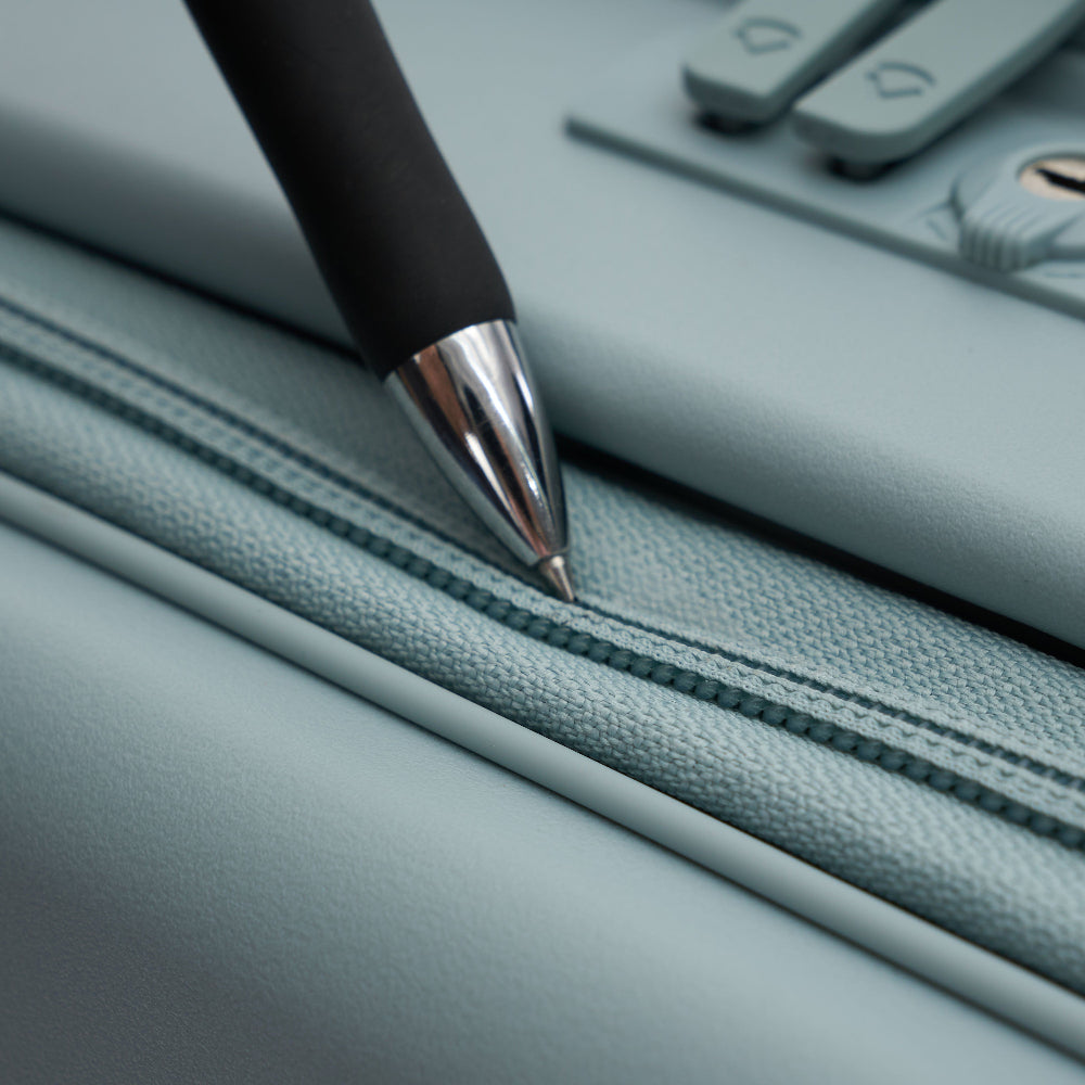 מזוודה טרולי עליה למטוס קשיחה ״20 בלתי שבירה עם פתיחה כפולה דגם Tenby Monti מבית היוקרה האנגלי VERAGE