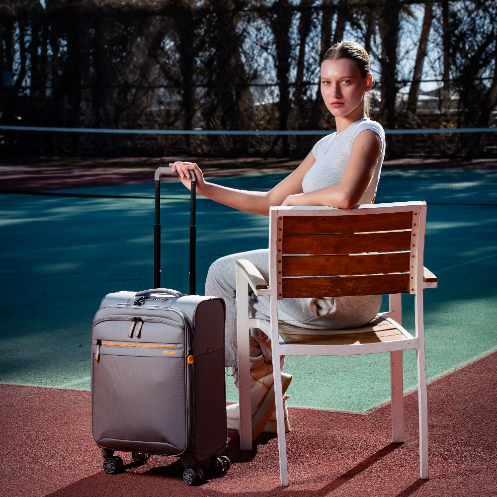 מזוודת טרולי עליה למטוס בד ״18.5 אולטרא לייט פרימיום דגם windermere מבית מותג היוקרה Verage אנגליה