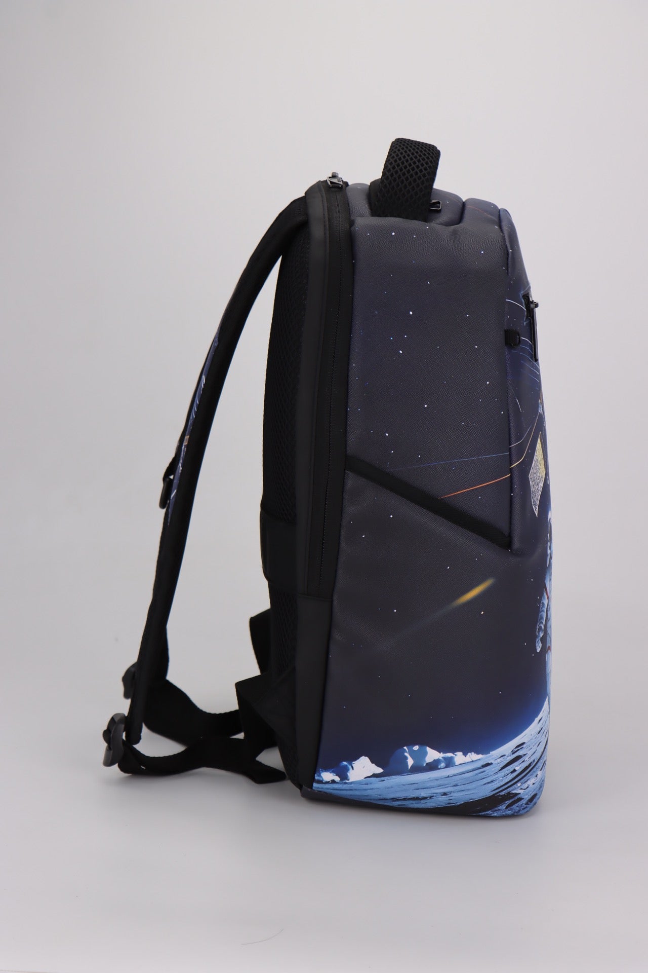 תיק גב מודפס לבית ספר גרפיטי מסדרת hype Collection מבית המותג MARSHMELO דגם Space Astronaut