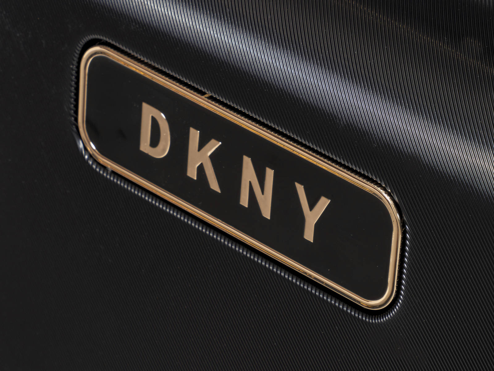 מזוודה גדולה קשיחה 28" אופנתית מבית מעצבת העל Donna Karan DKNY דגם SIX FOUR ONE