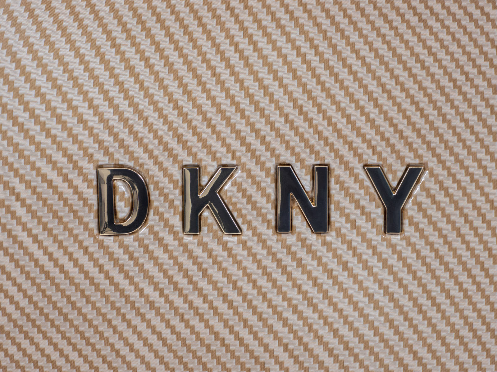 מזוודה גדולה קשיחה 28" אופנתית מבית המעצבת Donna Karan DKNY דגם ALLURE 2.0