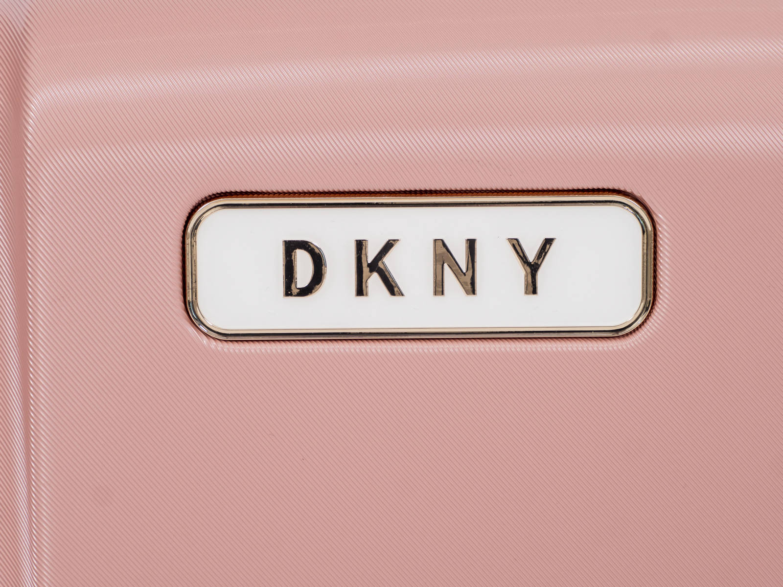 מזוודה בינונית 24" אופנתית מבית מעצבת העל Donna Karan DKNY דגם SIX FOUR ONE