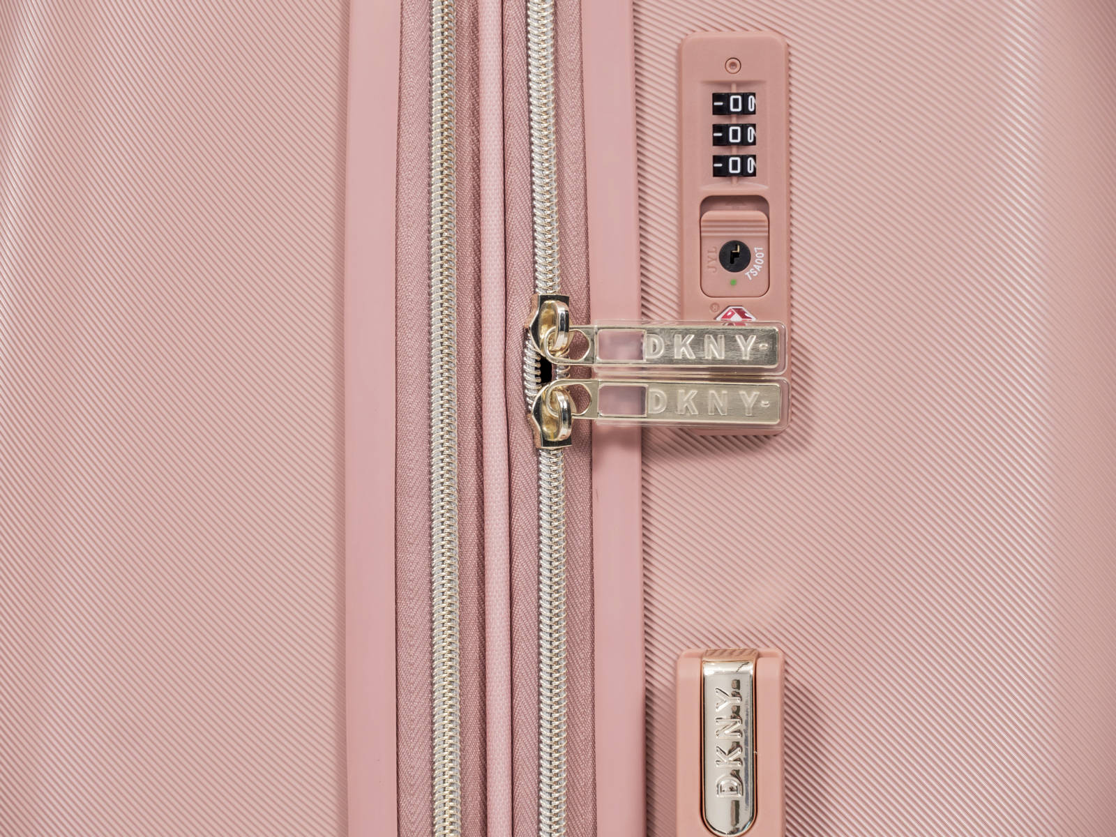 מזוודה בינונית 24" אופנתית מבית מעצבת העל Donna Karan DKNY דגם SIX FOUR ONE