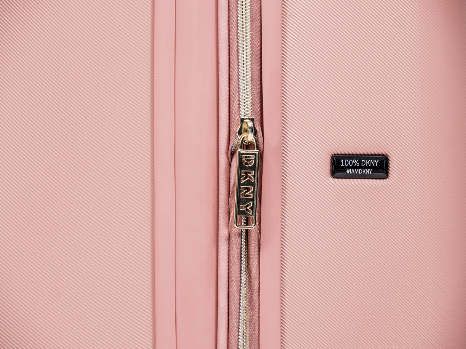 מזוודה בינונית 24" אופנתית מבית מעצבת העל Donna Karan DKNY דגם SIX FOUR ONE