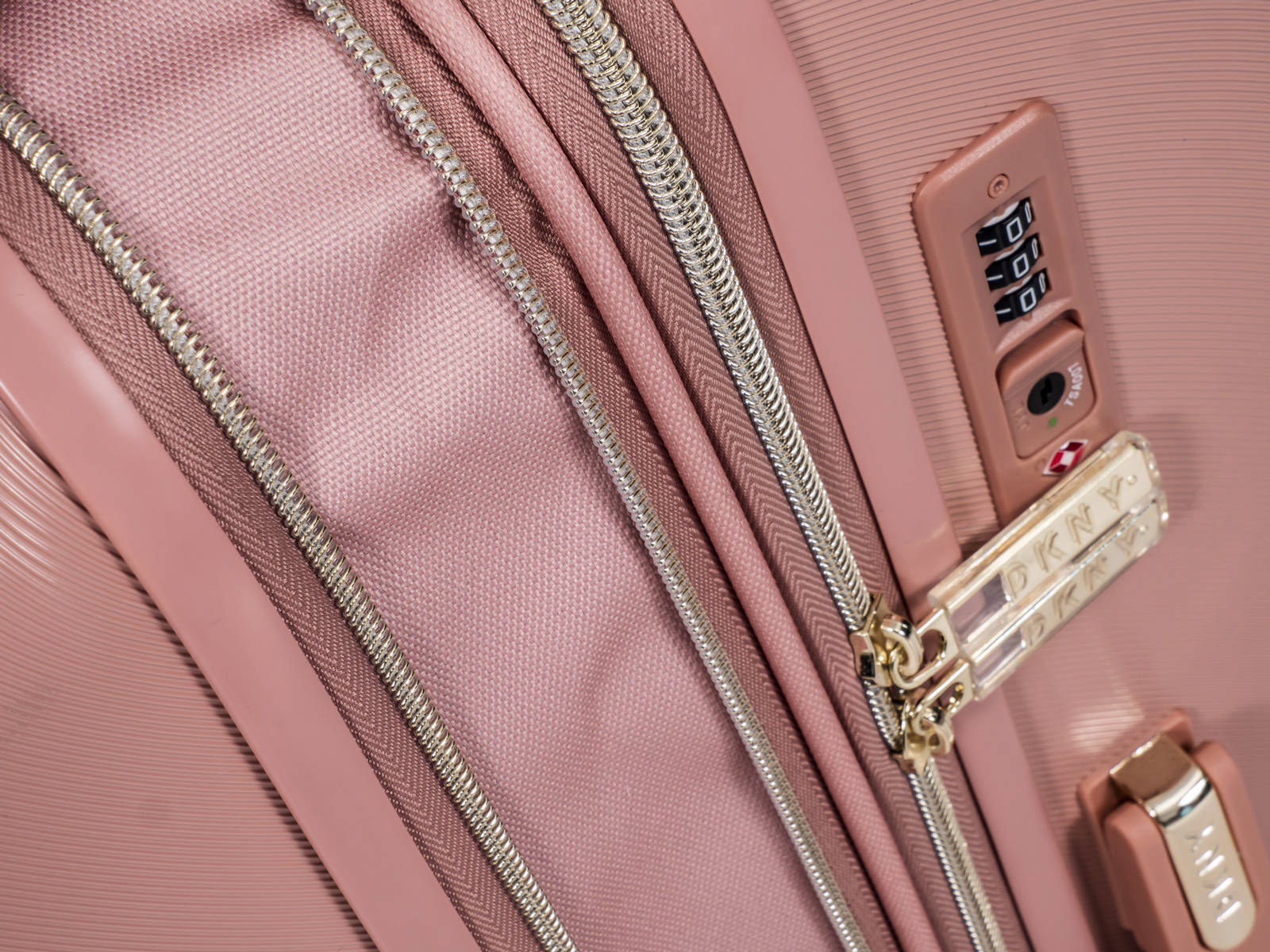 מזוודה בינונית 24" אופנתית מבית מעצבת העל Donna Karan DKNY דגם SIX FOUR ONE