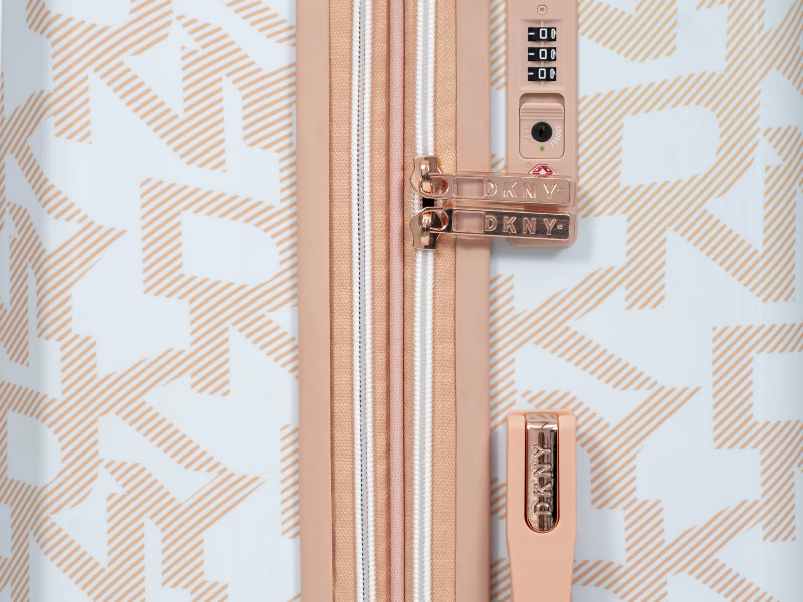 ✮✮בלעדי בישראל✮✮ מזוודה גדולה 28" אופנתית מבית מעצבת העל Donna Karan DKNY דגם SIGNATURE BIG LOGO