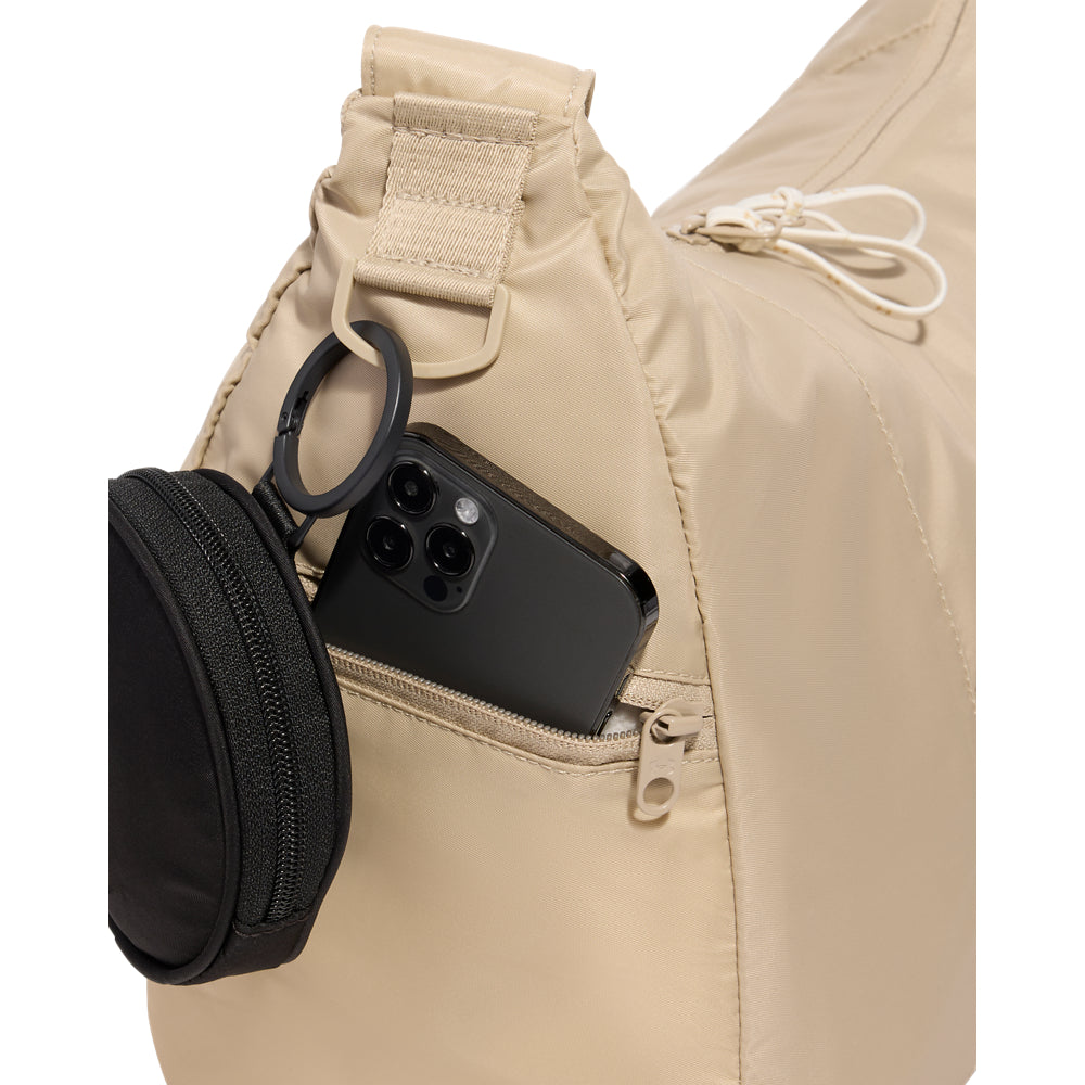 תיק דאפל יוניסקס ספורטיבי מבית UNDER ARMOUR דגם Studio Slouchy Duffle