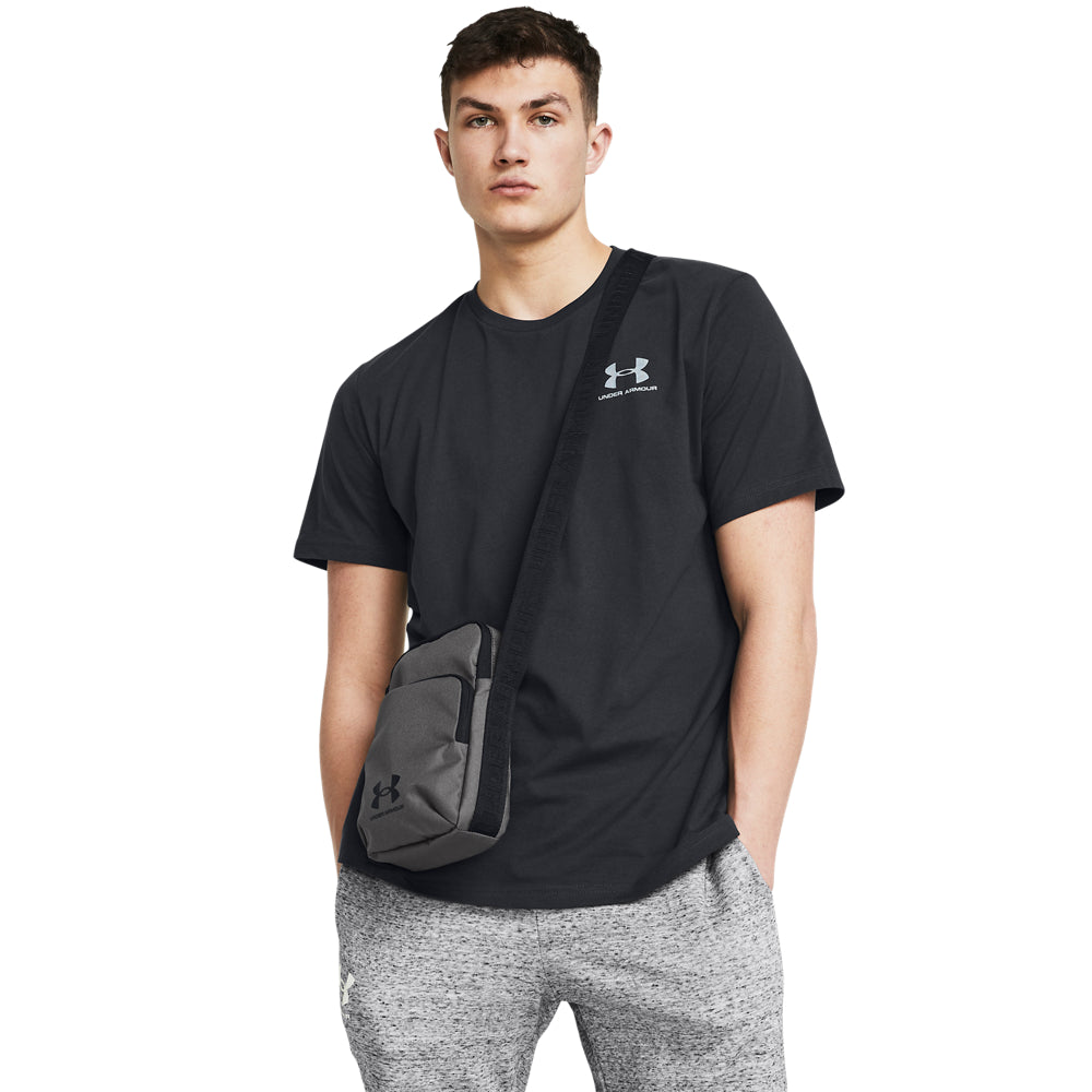 תיק קרוסבודי יוניסקס ספורטיבי מבית UNDER ARMOUR דגם SportStyle Lite Crossbody