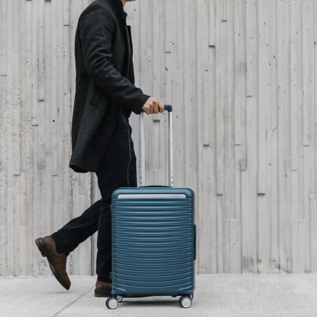 זוג מזוודות קשיחות פרימיום עם פטנט Eazylock™ דגם Framelock Max Spinner מבית המותג העולמי Samsonite