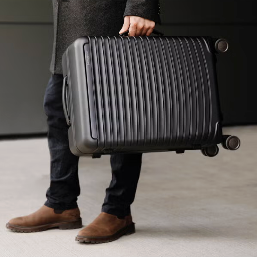 זוג מזוודות קשיחות פרימיום עם פטנט Eazylock™ דגם Framelock Max Spinner מבית המותג העולמי Samsonite