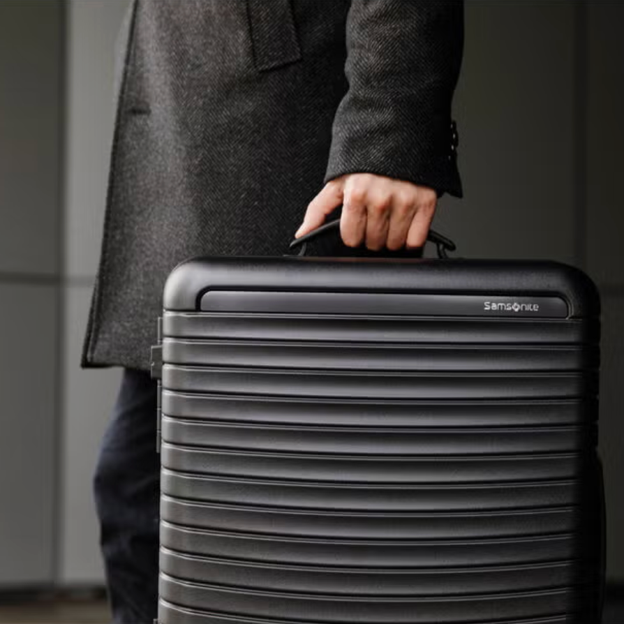 זוג מזוודות קשיחות פרימיום עם פטנט Eazylock™ דגם Framelock Max Spinner מבית המותג העולמי Samsonite