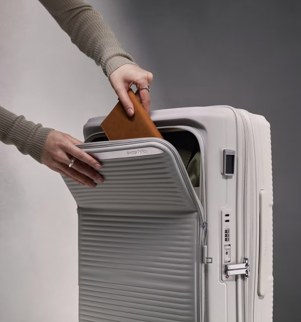 מזוודת טרולי עליה למטוס ״20 קשיחה ויוקרתית עם פתיחה כפולה ותא ייעודי ללפטופ דגם Paralux Carry-On Spinner מבית המותג העולמי Samsonite