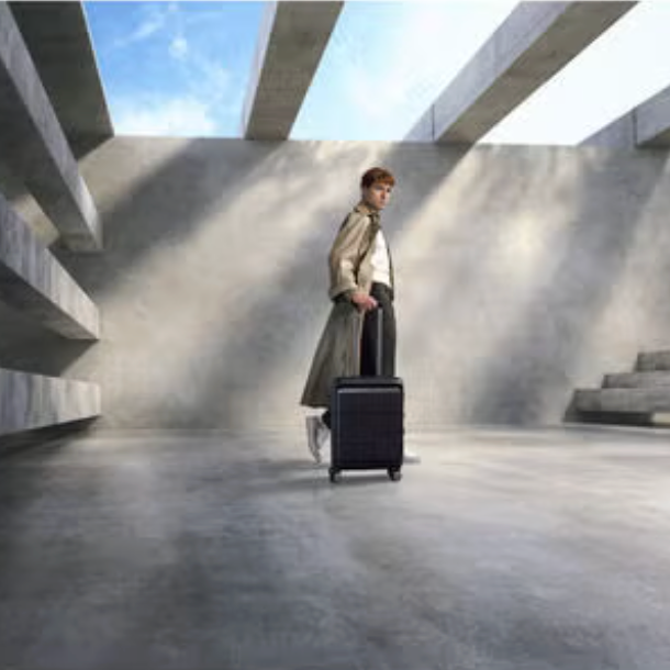 מזוודת טרולי עליה למטוס ״20 קשיחה ויוקרתית עם פתיחה כפולה ותא ייעודי ללפטופ דגם Paralux Carry-On Spinner מבית המותג העולמי Samsonite