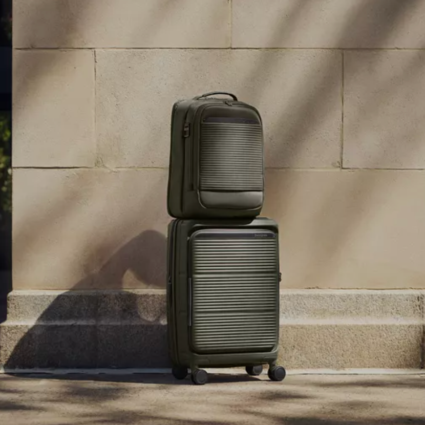 מזוודת טרולי עליה למטוס ״20 קשיחה ויוקרתית עם פתיחה כפולה ותא ייעודי ללפטופ דגם Paralux Carry-On Spinner מבית המותג העולמי Samsonite