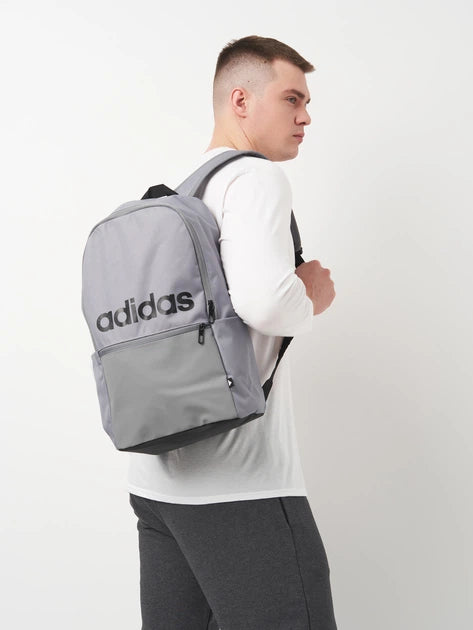 תיק גב אדידס אפור גבר עם התיק 