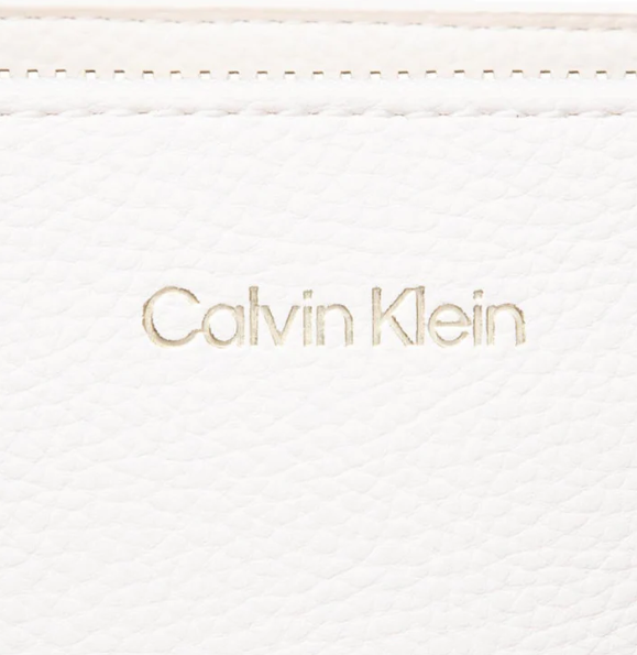 תיק נשיאה יוקרתי ואלגנטי לנשים מעור איכותי מבית Calvin Klein דגם YAV