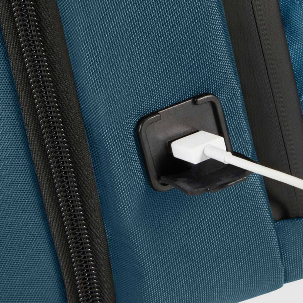 תיק גב למחשב עם תא ללפטופ ״14.1 ויציאת USB מבית המותג SAMSONITE דגם Litepoint