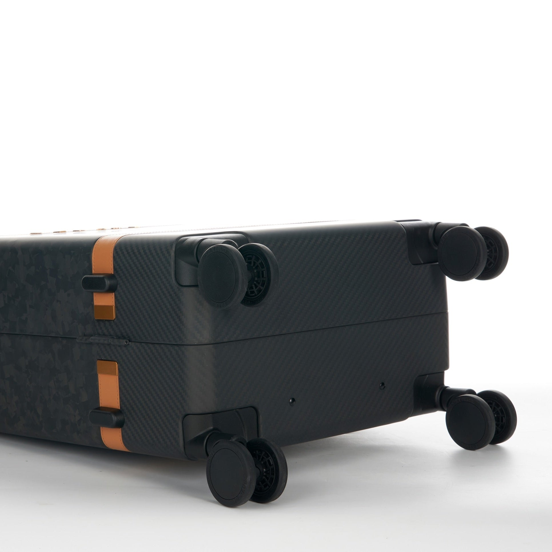 מזוודת טרולי עליה למטוס ״21 אופנתית ויוקרתית דגם CARBON FIBER מבית מותג היוקרה VERAGE