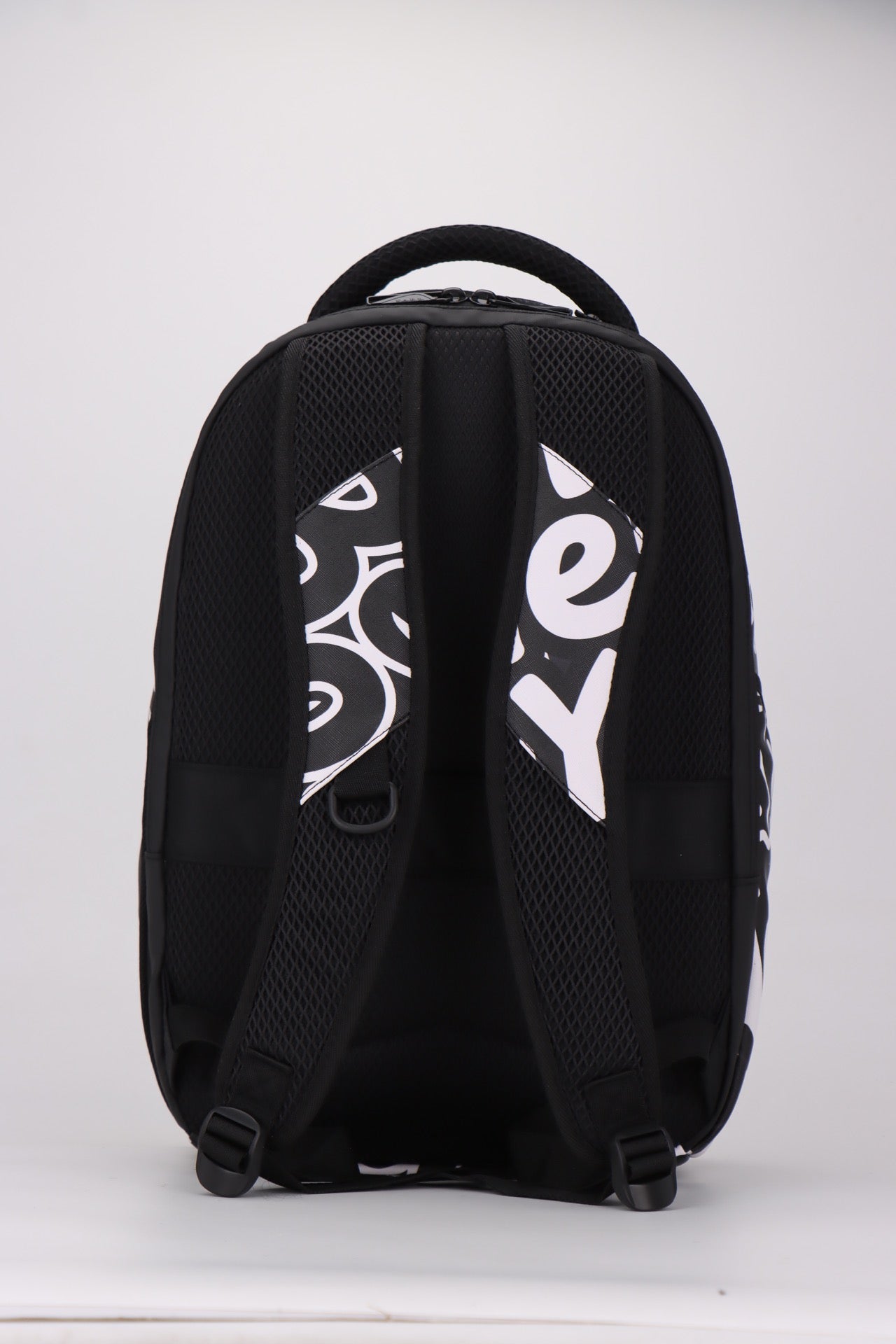 תיק גב מודפס לבית ספר גרפיטי מסדרת hype Collection מבית המותג MARSHMELO דגם Lil Rapper Bear 
