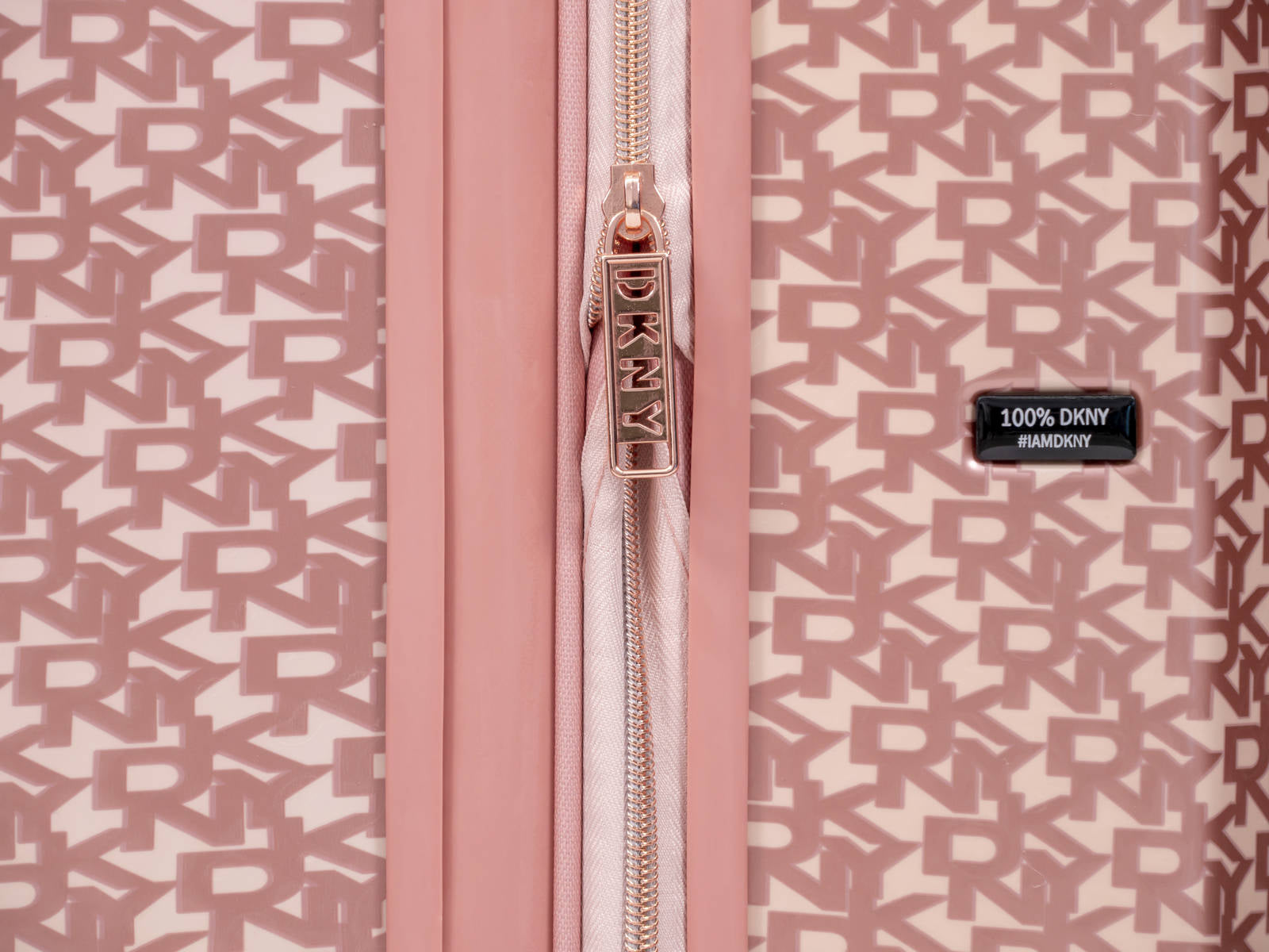 ✮✮ מזוודה בינונית 24" אופנתית מבית מעצבת העל Donna Karan DKNY דגם SIGNATURE SMALL LOGO