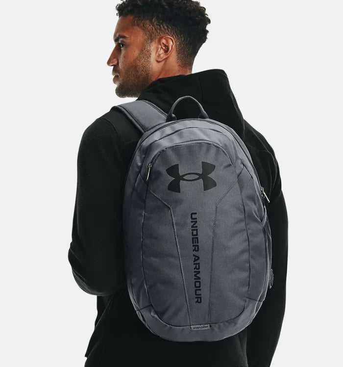 תיק גב ספורטיבי עם תא למחשב נייד מבית Under Armour דגם Hustle Lite Backpack 26L בצבע אפור