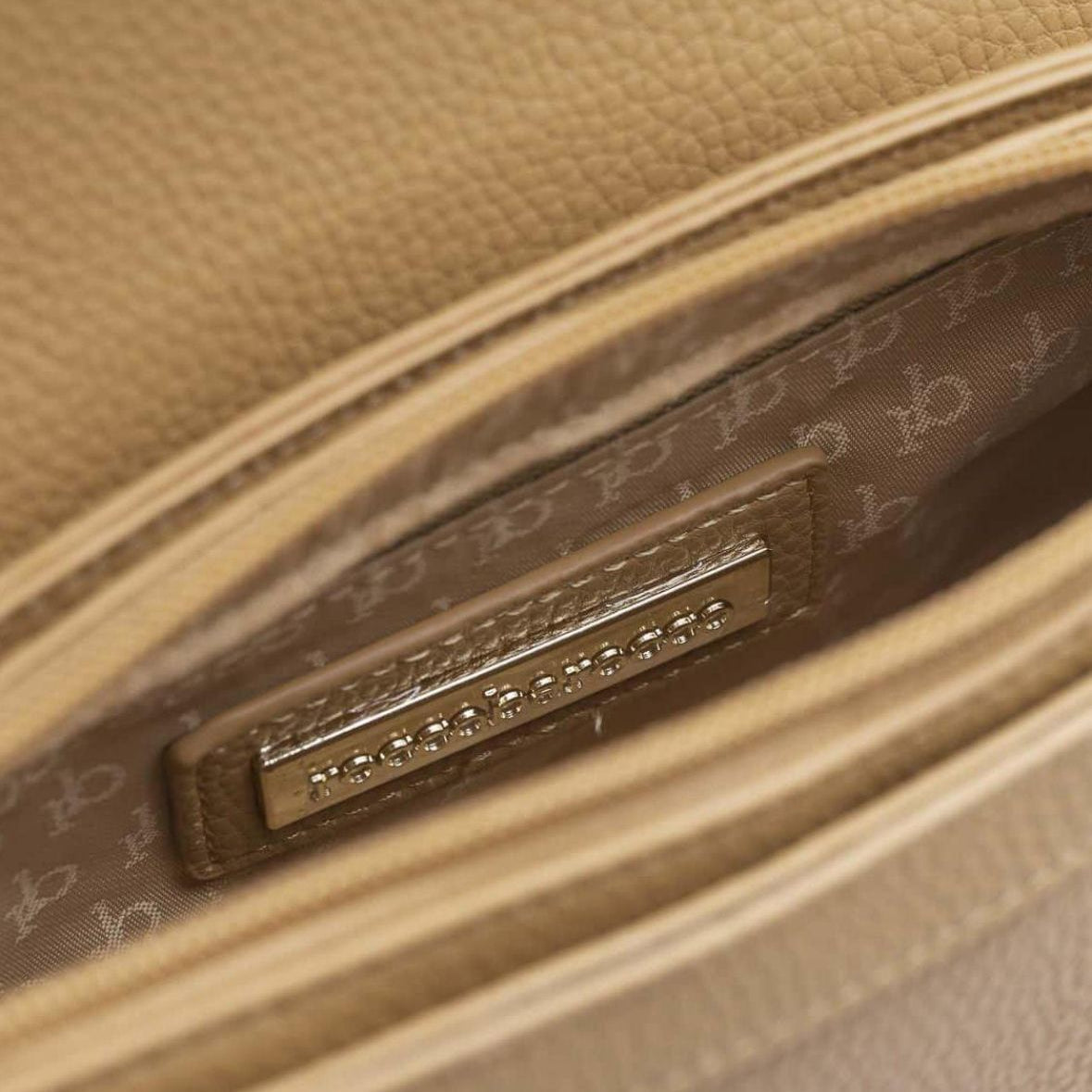 תיק צד אלגנטי דגם Tracollina מבית מעצב האופנה העולמי Roccobarocco