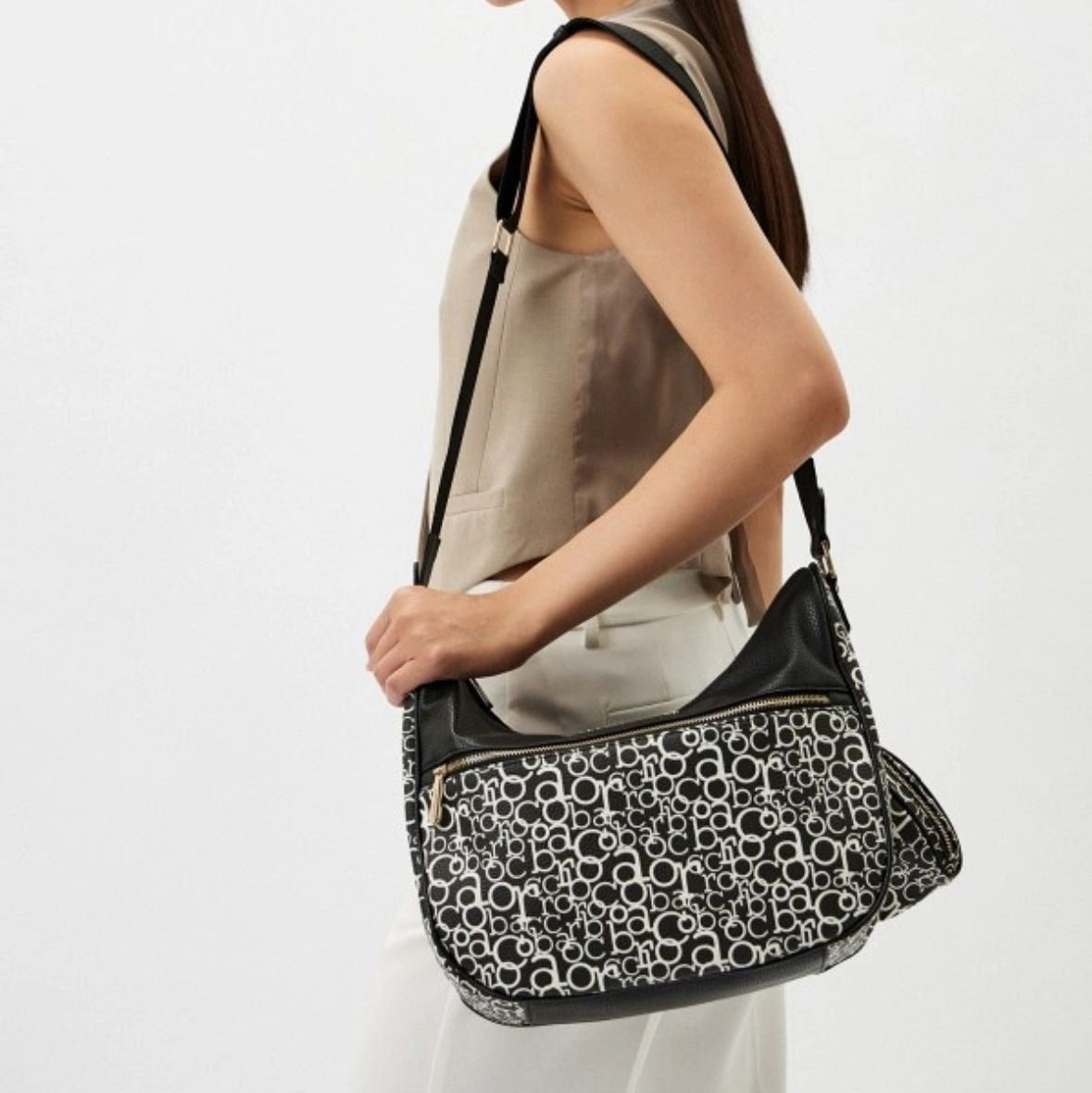 תיק צד אלגנטי דגם Tracolla מבית מעצב האופנה העולמי Roccobarocco