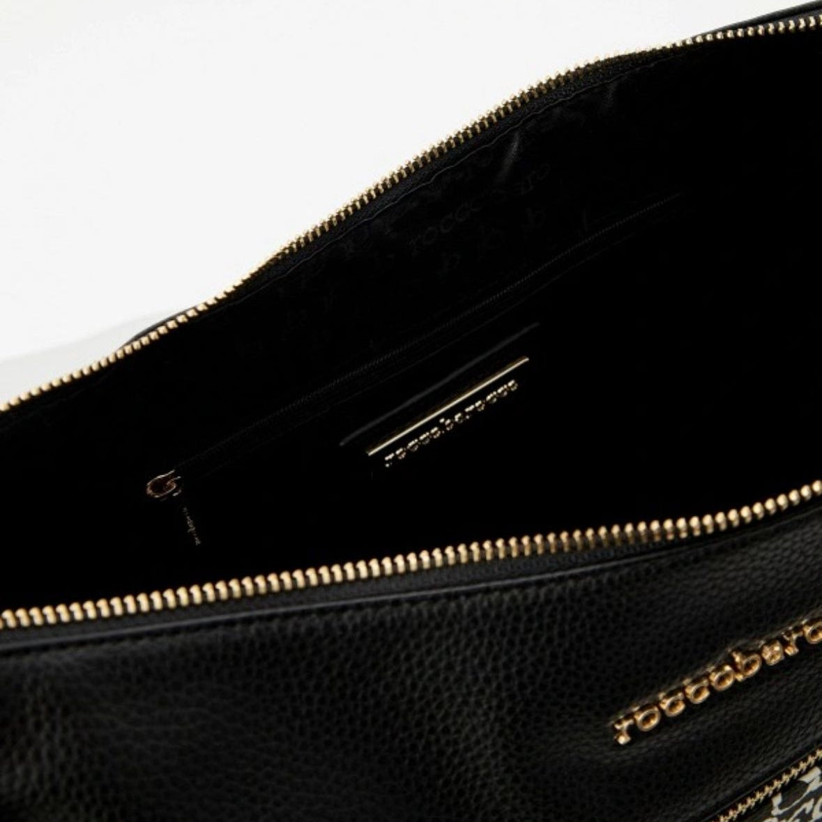 תיק צד אלגנטי דגם Tracolla מבית מעצב האופנה העולמי Roccobarocco